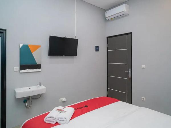 RedDoorz near Sindu Kusuma Edupark 3 : photo 5 de la chambre chambre double standard