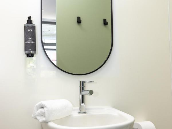 Haka House Rotorua : photo 4 de la chambre chambre lits jumeaux avec salle de bains privative