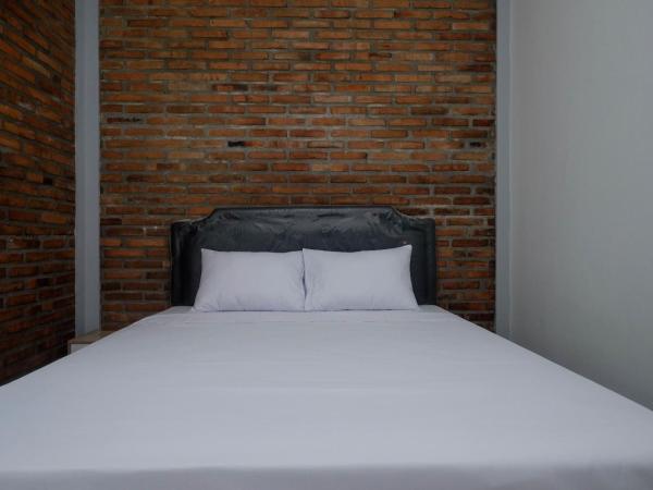 RedDoorz @ Jalan Ringroad Selatan 2 : photo 6 de la chambre chambre double standard