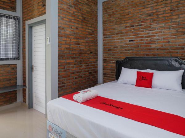 RedDoorz @ Jalan Ringroad Selatan 2 : photo 1 de la chambre chambre double standard