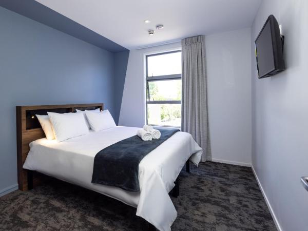 Haka House Rotorua : photo 2 de la chambre chambre lit king-size avec salle de bains privative