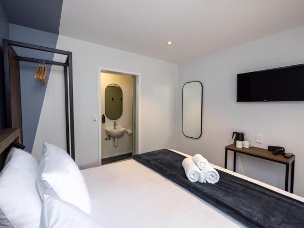 Haka House Rotorua : photo 3 de la chambre chambre lit king-size avec salle de bains privative
