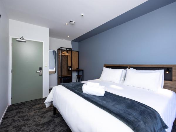 Haka House Rotorua : photo 1 de la chambre chambre lit king-size avec salle de bains privative