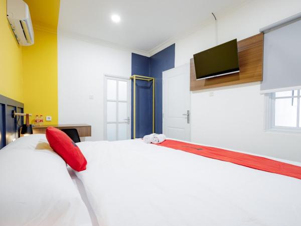 RedDoorz Plus at Jalan Gatot Subroto Jakarta : photo 3 de la chambre chambre double standard