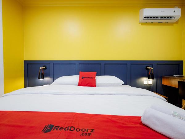 RedDoorz Plus at Jalan Gatot Subroto Jakarta : photo 6 de la chambre chambre double standard
