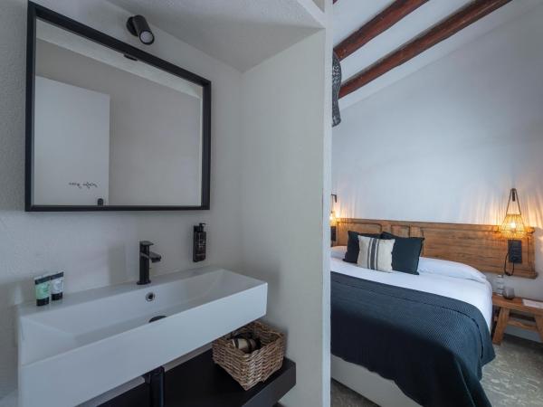 Hostal Boutique Es Menut : photo 5 de la chambre chambre double deluxe avec terrasse - vue sur mer