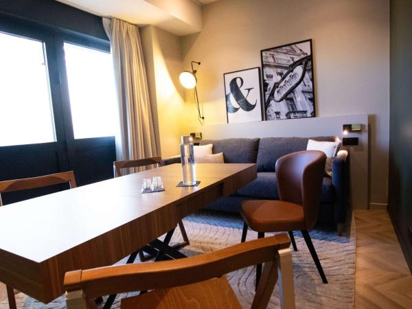 Mercure Paris Tour Eiffel Pont Mirabeau : photo 9 de la chambre superior apartment with one double bed and sofa