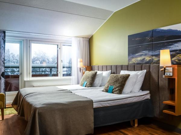 Break Sokos Hotel Levi : photo 1 de la chambre chambre lits jumeaux standard avec lit d'appoint.