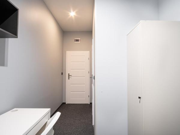 Prywatny pokój z prywatną łazienką - Senatorska 36 : photo 4 de la chambre chambre simple avec salle de bains privative