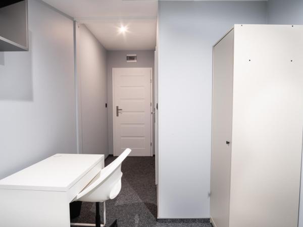 Prywatny pokój z prywatną łazienką - Senatorska 36 : photo 7 de la chambre chambre simple avec salle de bains privative