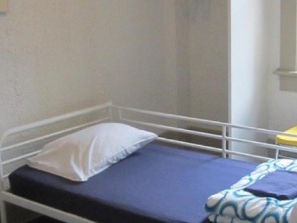 St. Clair Hotel Hostel : photo 2 de la chambre chambre double ou lits jumeaux avec salle de bains commune