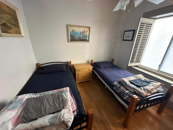 St. Clair Hotel Hostel : photo 3 de la chambre chambre double ou lits jumeaux avec salle de bains commune