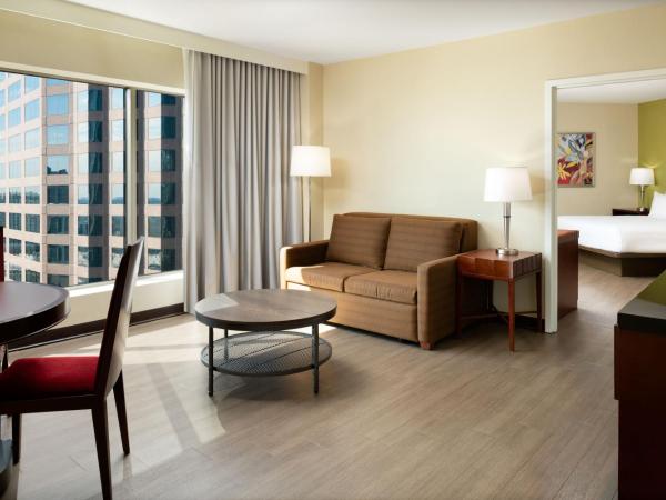 Hilton Charlotte Uptown : photo 6 de la chambre suite junior lit king-size avec coin salon