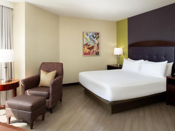 Hilton Charlotte Uptown : photo 7 de la chambre suite junior lit king-size avec coin salon