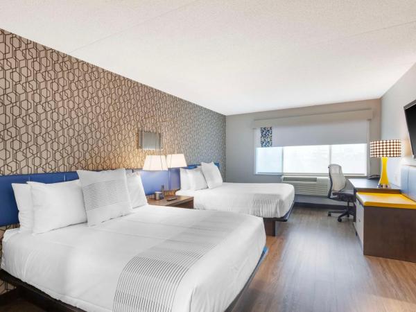 GLō Best Western Mississauga Corporate Centre : photo 4 de la chambre suite avec 2 lits queen-size