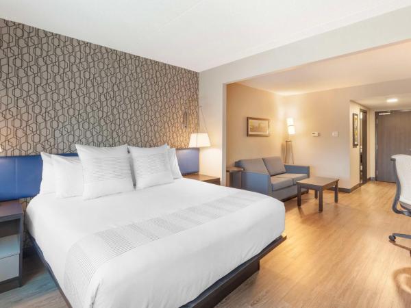 GLō Best Western Mississauga Corporate Centre : photo 3 de la chambre suite lit king-size avec canapé-lit