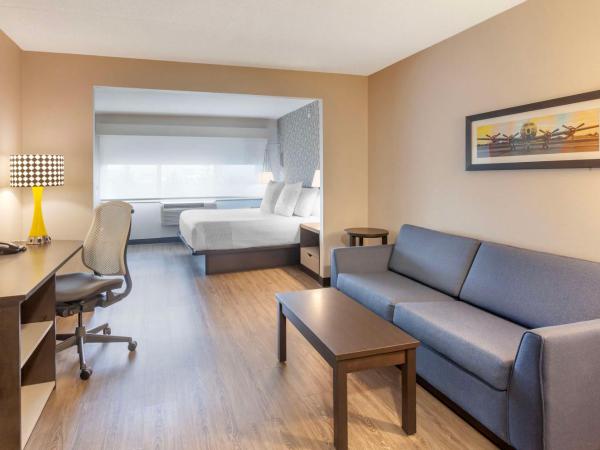 GLō Best Western Mississauga Corporate Centre : photo 2 de la chambre suite lit king-size avec canapé-lit