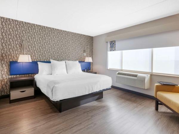 GLō Best Western Mississauga Corporate Centre : photo 2 de la chambre suite deluxe avec lit king-size