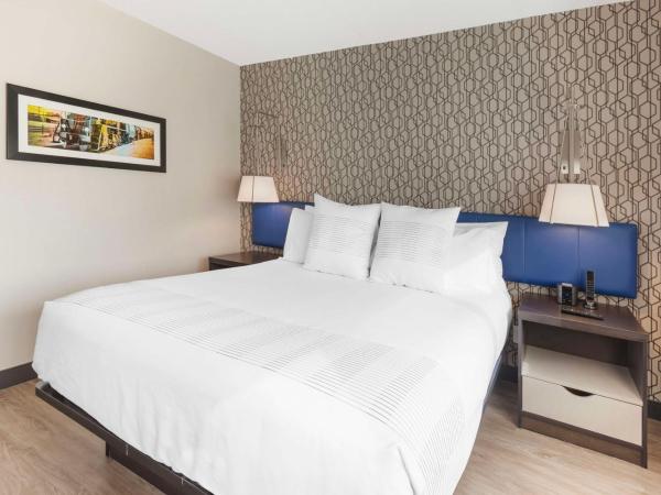 GLō Best Western Mississauga Corporate Centre : photo 3 de la chambre suite deluxe avec lit king-size