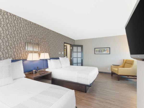 GLō Best Western Mississauga Corporate Centre : photo 2 de la chambre suite avec 2 lits queen-size