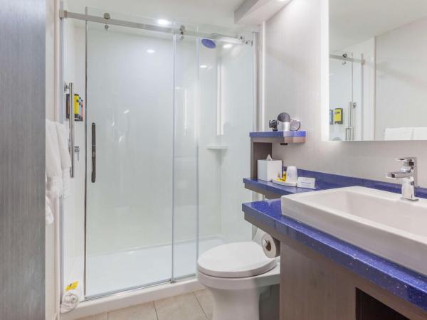 GLō Best Western Mississauga Corporate Centre : photo 3 de la chambre suite avec 2 lits queen-size