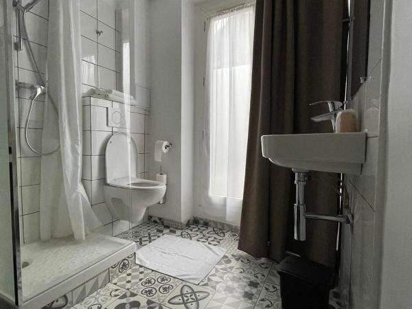Hôtel De La Herse d'Or : photo 1 de la chambre chambre simple confort avec douche et toilettes 