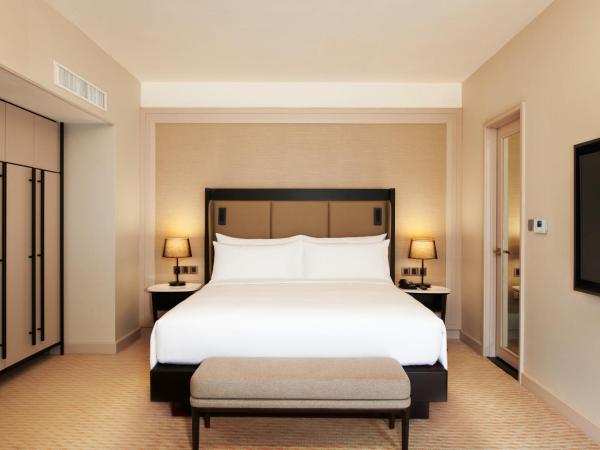 Hilton Kuching Hotel : photo 9 de la chambre suite premium lit king-size