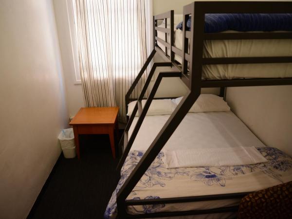 Maze Backpackers - Sydney : photo 4 de la chambre chambre triple avec salle de bains commune