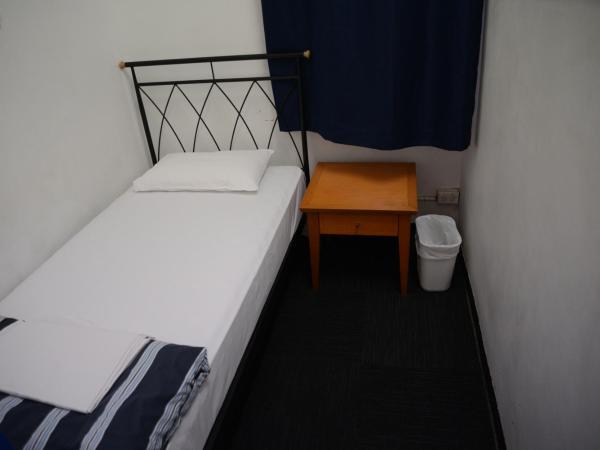 Maze Backpackers - Sydney : photo 4 de la chambre chambre simple avec salle de bains commune