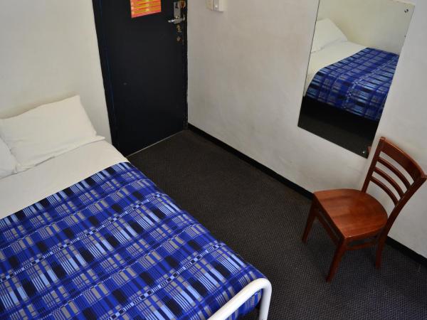 Maze Backpackers - Sydney : photo 3 de la chambre chambre double avec salle de bains commune