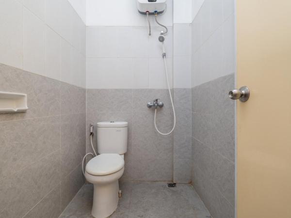 RedDoorz at Gunungsari Surabaya 2 : photo 3 de la chambre chambre double Économique