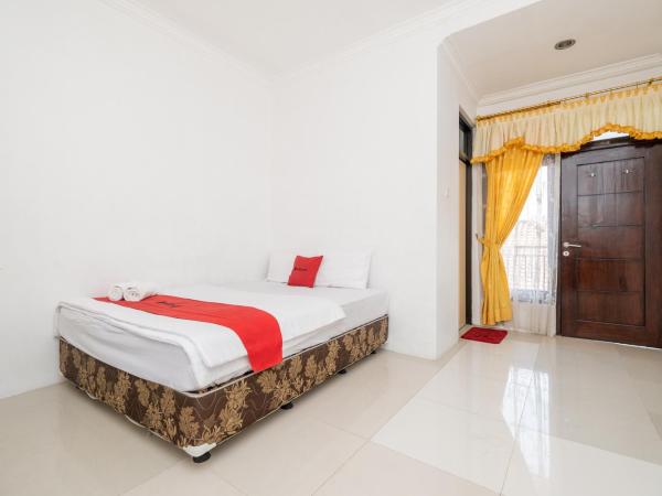 RedDoorz at Gunungsari Surabaya 2 : photo 3 de la chambre chambre double standard