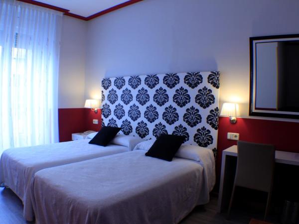 Hostal Oriente : photo 6 de la chambre chambre double ou lits jumeaux - vue sur ville