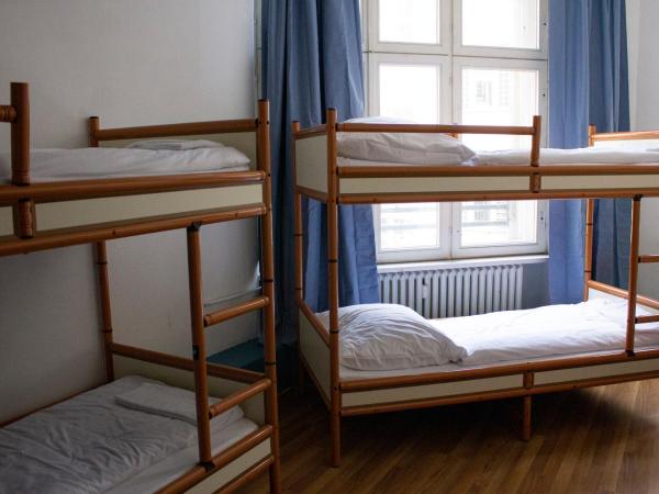 Metropol Hostel Berlin : photo 4 de la chambre dortoir (6 personnes) avec salle de bains