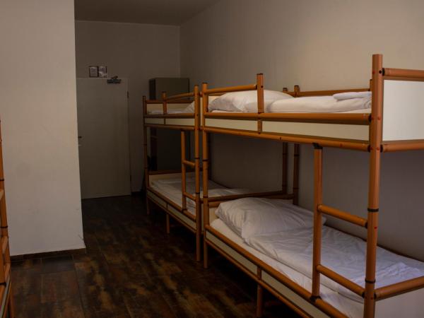 Metropol Hostel Berlin : photo 4 de la chambre dortoir (5 personnes) avec salle de bains