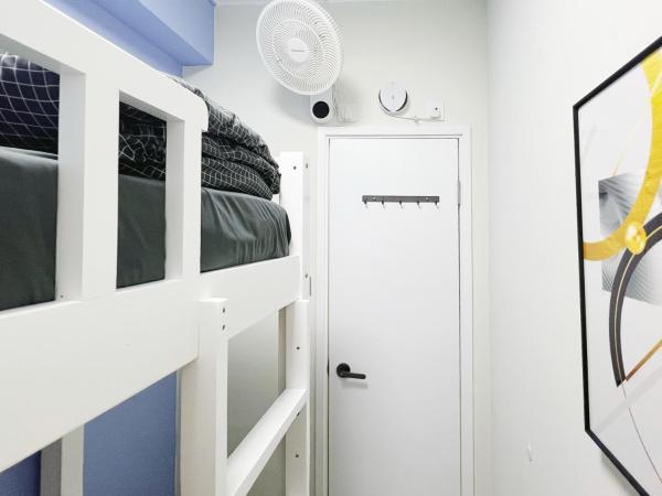 Student Accommodation - 188 Wan Chai Road : photo 3 de la chambre chambre simple avec toilettes et douche communes