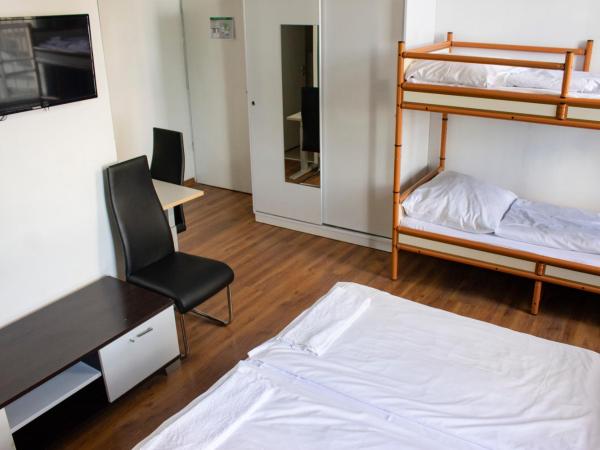 Metropol Hostel Berlin : photo 2 de la chambre chambre quadruple avec salle de bains