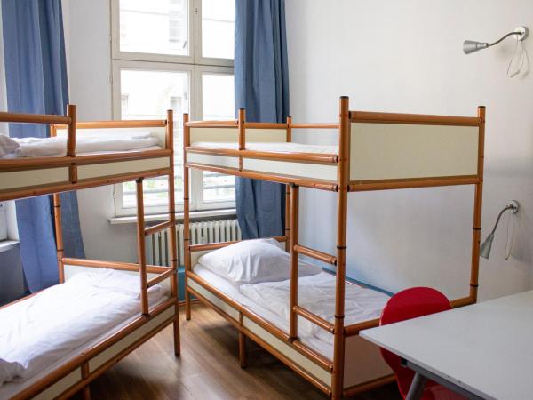 Metropol Hostel Berlin : photo 6 de la chambre dortoir (5 personnes) avec salle de bains