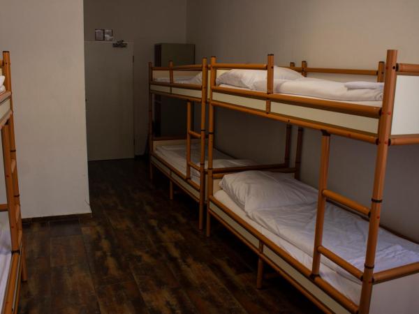 Metropol Hostel Berlin : photo 5 de la chambre dortoir (6 personnes) avec salle de bains
