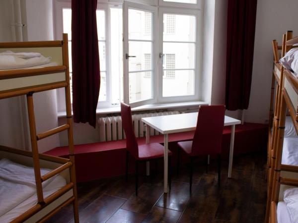 Metropol Hostel Berlin : photo 4 de la chambre chambre quadruple avec salle de bains commune