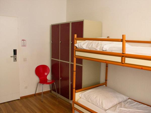 Metropol Hostel Berlin : photo 4 de la chambre dortoir (6 personnes) avec salle de bains commune