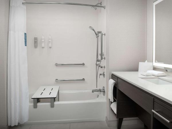Home2 Suites Orlando Southeast Nona : photo 6 de la chambre studio suite with two queen beds and tub - mobility access