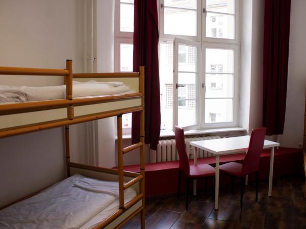 Metropol Hostel Berlin : photo 3 de la chambre dortoir (6 personnes) avec salle de bains