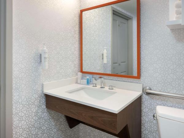 Hampton Inn & Suites Myrtle Beach Oceanfront : photo 5 de la chambre 1 king oceanfront mobility access w/tub