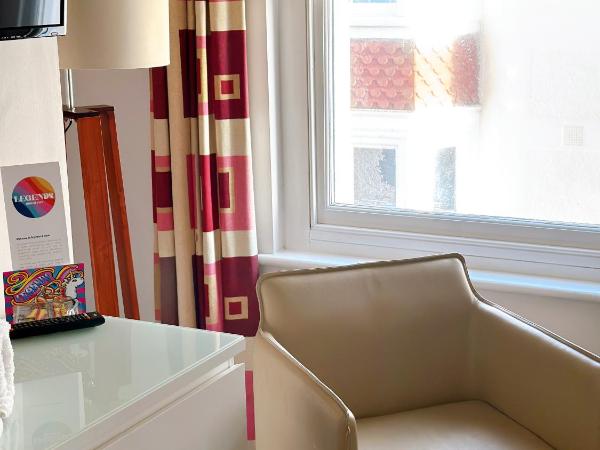 Legends Hotel : photo 7 de la chambre chambre lit king-size avec vue partielle sur la mer