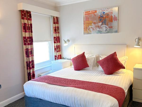 Legends Hotel : photo 6 de la chambre chambre lit king-size avec vue partielle sur la mer