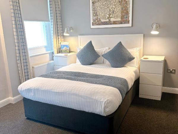 Legends Hotel : photo 10 de la chambre chambre lit king-size avec vue partielle sur la mer