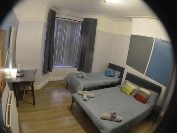 Kensington Guest House Liverpool : photo 1 de la chambre chambre double avec lit d'appoint