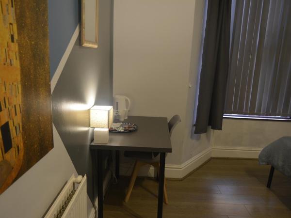Kensington Guest House Liverpool : photo 4 de la chambre chambre double avec lit d'appoint