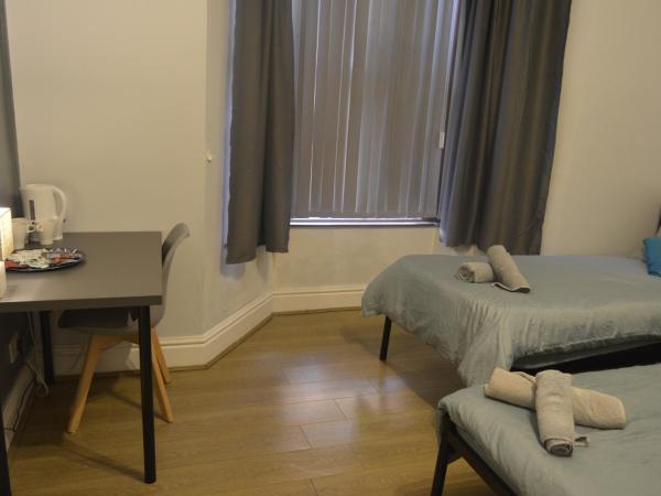 Kensington Guest House Liverpool : photo 3 de la chambre chambre double avec lit d'appoint